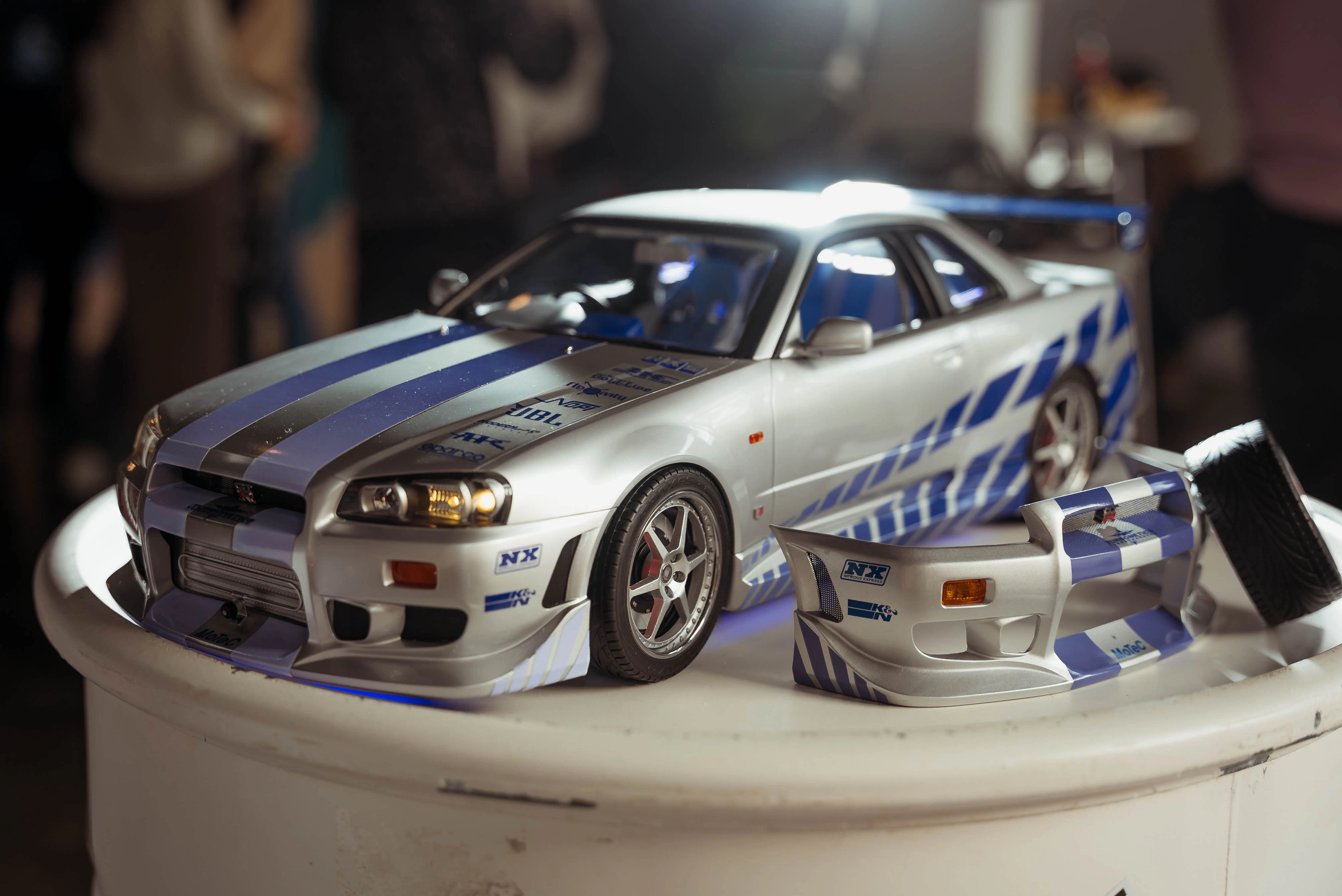 Xe Mô Hình NISSAN Skyline GT-R (R34) DEAGOSTINI Tỉ Lệ 1:8 - Foto 3